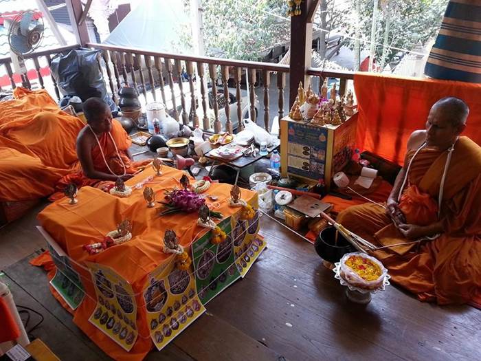 **เหรียญเสมามหากาฬ หลวงพ่อคง วัดกลางบางแก้ว เนื้อทองแดงลงยา เลข 719 เคาะเดียวแดง**