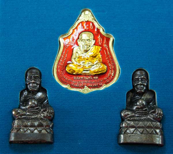 หลวงปู่ทวด หมื่นยันต์ รุ่นรวยหายห่วง ชุดพิเศษทอดกฐิน วัดช้างไห้ เนื้อฝาบาตลงยาสีเเดง หมายเลข 3819