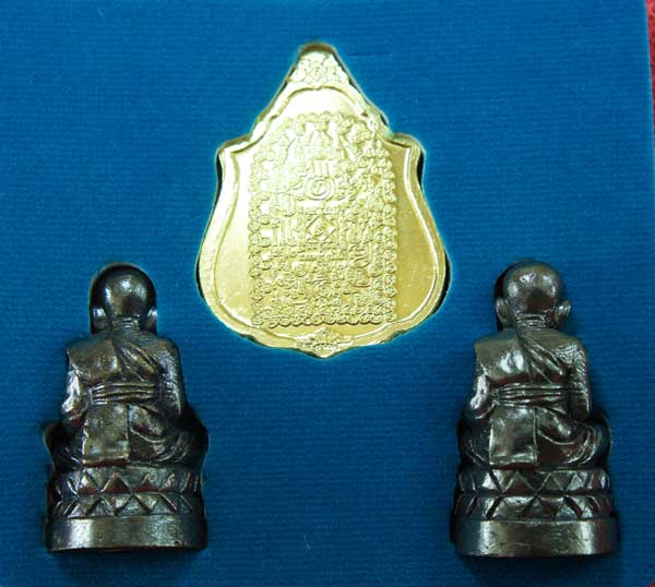 หลวงปู่ทวด หมื่นยันต์ รุ่นรวยหายห่วง ชุดพิเศษทอดกฐิน วัดช้างไห้ เนื้อฝาบาตลงยาสีเเดง หมายเลข 3819