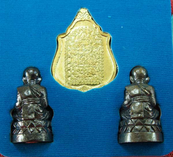 หลวงปู่ทวด หมื่นยันต์ รุ่นรวยหายห่วง ชุดพิเศษทอดกฐิน วัดช้างไห้ เนื้อฝาบาตลงยาสีเขียว หมายเลข 2589