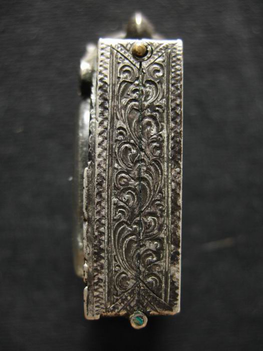 ตลับเงิน แกะลายสวย ๆ ใส่พระผงสี่หลี่ยมขนาดกลาง ๆ
