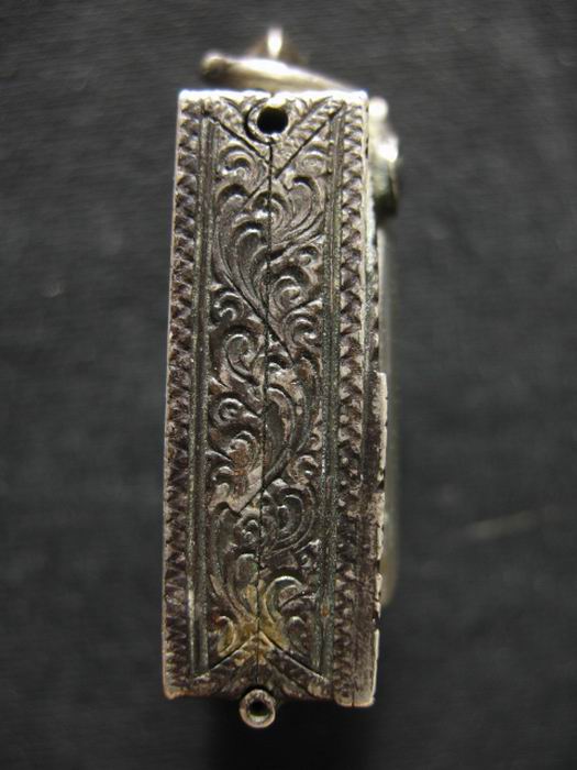 ตลับเงิน แกะลายสวย ๆ ใส่พระผงสี่หลี่ยมขนาดกลาง ๆ