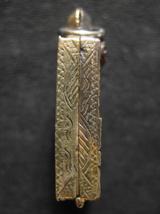 ตลับเงิน แกะลายสวย ๆ ใส่พระสี่หลี่ยมขนาดเล็ก
