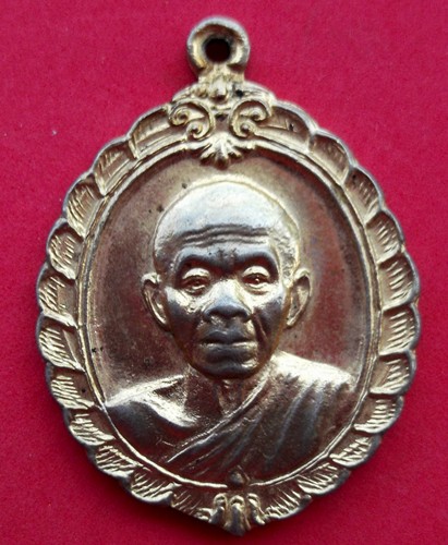 10 บาท... กับ เหรียญหลวงพ่อคูณ วัดบ้านไร่ ......jA28