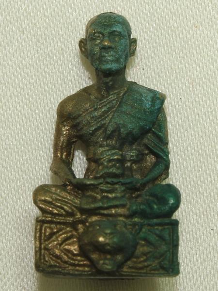 รูปหล่อนั่งเสือ มีกริ่ง หลวงพ่อเที่ยง