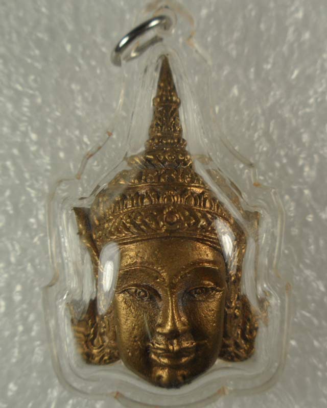 หลวงปู่กาหลงเขี้ยวแก้ว วัดเขาแหลม จ.สระแก้ว เศียรพระลักษณ์หน้าทองเนื้อสัมฤทธิ์ขอมโบราณแก่ทองคำรุ่นแร