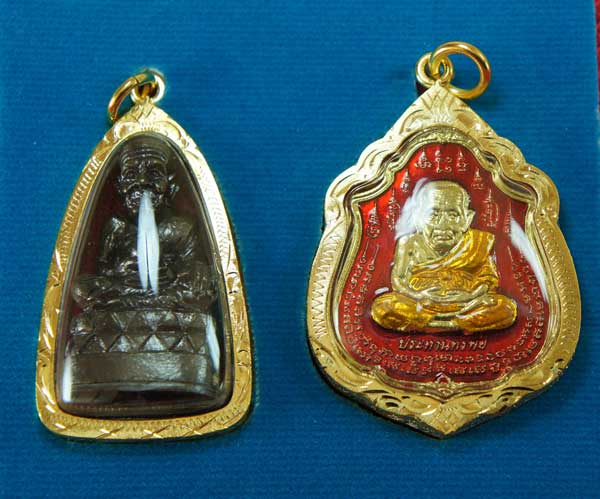 หลวงปู่ทวด หมื่นยันต์ รุ่นรวยหายห่วง ชุดพิเศษทอดกฐิน 3 องค์ วัดช้างไห้ เนื้อฝาบาตลงยาสีเเดง หมายเลข