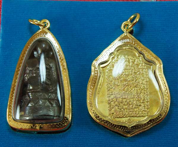 หลวงปู่ทวด หมื่นยันต์ รุ่นรวยหายห่วง ชุดพิเศษทอดกฐิน 3 องค์ วัดช้างไห้ เนื้อฝาบาตลงยาสีเเดง หมายเลข