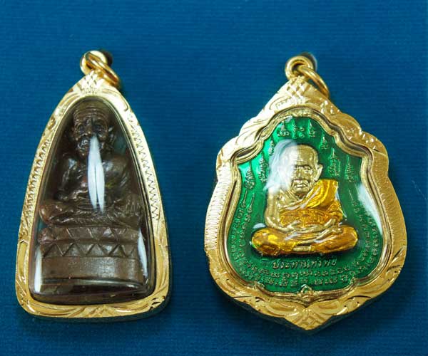 หลวงปู่ทวด หมื่นยันต์ รุ่นรวยหายห่วง ชุดพิเศษทอดกฐิน 3 องค์ วัดช้างไห้ เนื้อฝาบาตลงยาสีเขียว หมายเลข
