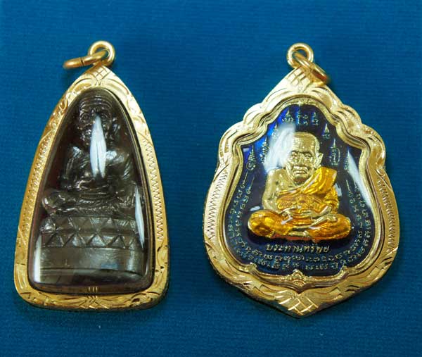 หลวงปู่ทวด หมื่นยันต์ รุ่นรวยหายห่วง ชุดพิเศษทอดกฐิน 3 องค์ วัดช้างไห้ เนื้อฝาบาตลงยาสีน้ำเงิน หมาย