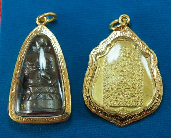 หลวงปู่ทวด หมื่นยันต์ รุ่นรวยหายห่วง ชุดพิเศษทอดกฐิน 3 องค์ วัดช้างไห้ เนื้อฝาบาตลงยาสีน้ำเงิน หมาย