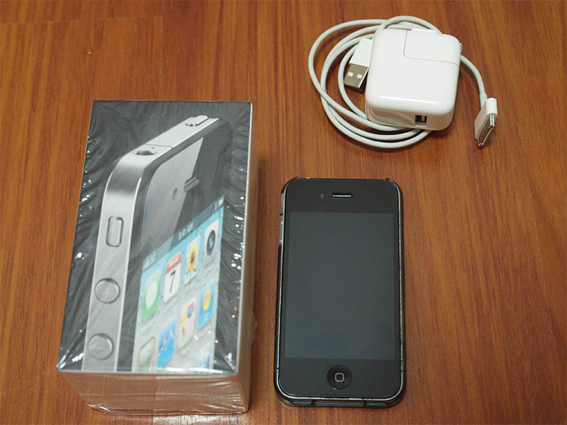 iPhone 4 ขนาด 32 Gb ของแท้สภาพดี พร้อมกล่องเดิม