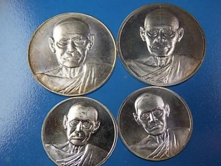 เหรียญ 122 ปี เนื้อเงิน พิมพ์ใหญ่+เล็ก พร้อมกล่อง มา 4 เหรียญ เคาะเดียว