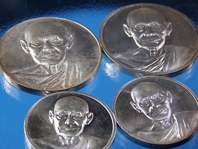 เหรียญ 122 ปี เนื้อเงิน พิมพ์ใหญ่+เล็ก พร้อมกล่อง มา 4 เหรียญ เคาะเดียว
