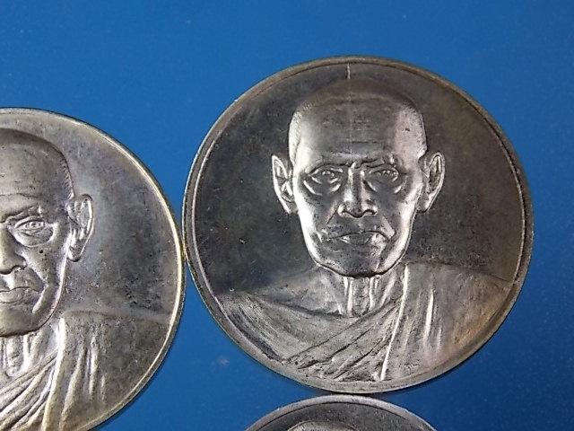 เหรียญ 122 ปี เนื้อเงิน พิมพ์ใหญ่+เล็ก พร้อมกล่อง มา 4 เหรียญ เคาะเดียว