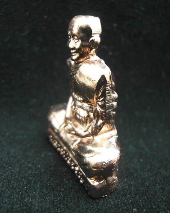 รูปเหมือนปั้มพิมพ์เข่ากว้าง รุ่นแรก เจริญพร พระธรรมสิงหบุราจารย์ หลวงพ่อจรัญ ฐิตธมโม วัดอัมพวัน