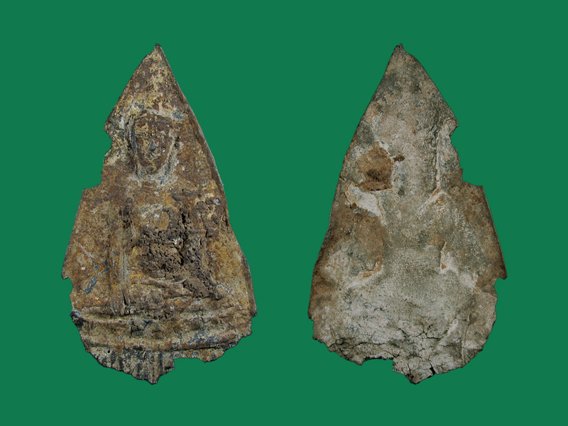 พระท่ากระดานหูช้าง กรุวัดเทวสังฆาราม(เหนือ) กาญจนบุรี เนื้อชินตะกั่วสนิมแดงครับ