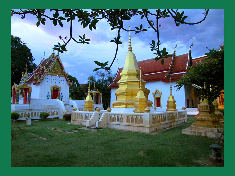 พระท่ากระดานหูช้าง กรุวัดเทวสังฆาราม(เหนือ) กาญจนบุรี เนื้อชินตะกั่วสนิมแดงครับ