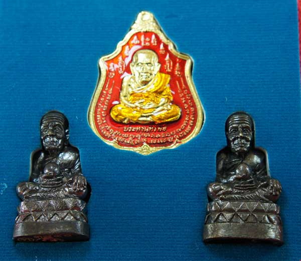 หลวงปู่ทวด หมื่นยันต์ รุ่นรวยหายห่วง ชุดพิเศษทอดกฐิน วัดช้างไห้ เนื้อฝาบาตลงยาสีเเดง หมายเลข 4840