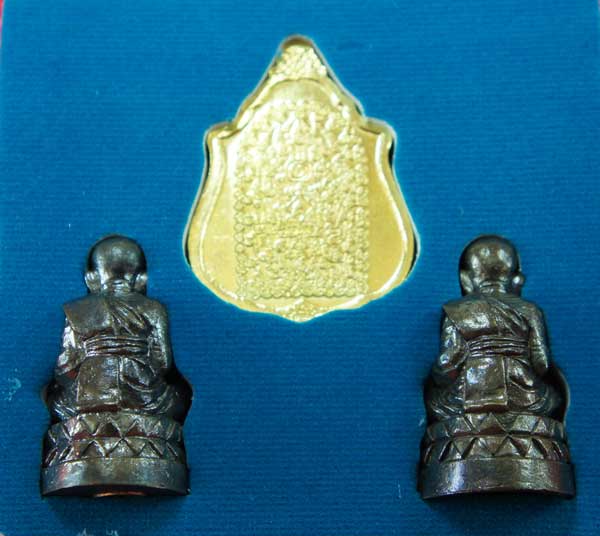 หลวงปู่ทวด หมื่นยันต์ รุ่นรวยหายห่วง ชุดพิเศษทอดกฐิน วัดช้างไห้ เนื้อฝาบาตลงยาสีเเดง หมายเลข 4840