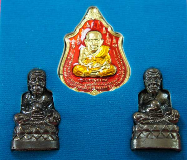 หลวงปู่ทวด หมื่นยันต์ รุ่นรวยหายห่วง ชุดพิเศษทอดกฐิน วัดช้างไห้ เนื้อฝาบาตลงยาสีเเดง หมายเลข 3834