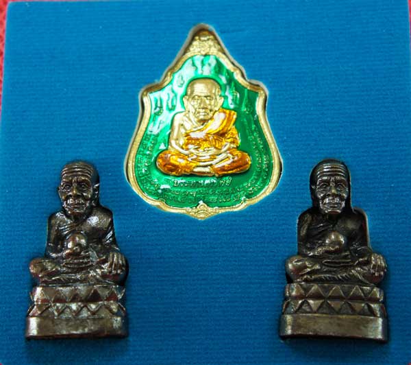 หลวงปู่ทวด หมื่นยันต์ รุ่นรวยหายห่วง ชุดพิเศษทอดกฐิน วัดช้างไห้ เนื้อฝาบาตลงยาสีเขียว หมายเลข 2505