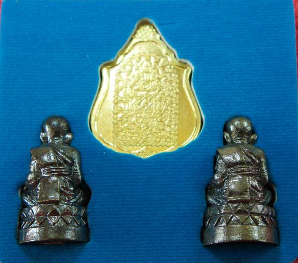 หลวงปู่ทวด หมื่นยันต์ รุ่นรวยหายห่วง ชุดพิเศษทอดกฐิน วัดช้างไห้ เนื้อฝาบาตลงยาสีเขียว หมายเลข 2505