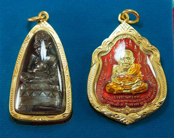 หลวงปู่ทวด หมื่นยันต์ รุ่นรวยหายห่วง ชุดพิเศษทอดกฐิน 3 องค์ วัดช้างไห้ เนื้อฝาบาตลงยาสีเเดง หมายเลข