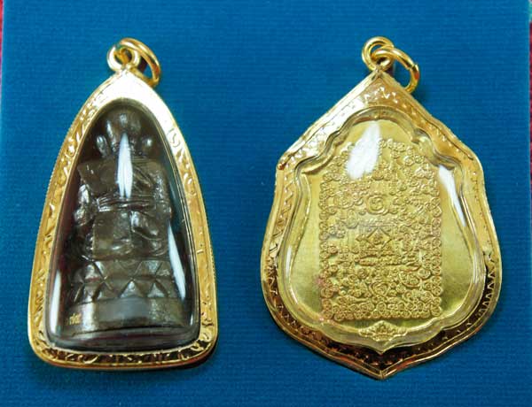 หลวงปู่ทวด หมื่นยันต์ รุ่นรวยหายห่วง ชุดพิเศษทอดกฐิน 3 องค์ วัดช้างไห้ เนื้อฝาบาตลงยาสีเเดง หมายเลข