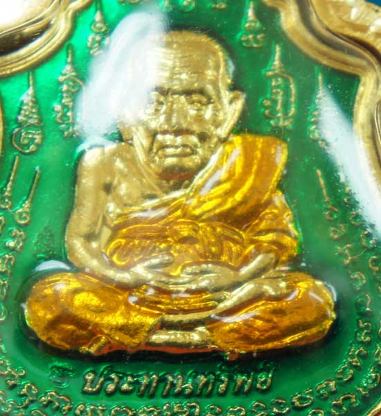 หลวงปู่ทวด หมื่นยันต์ รุ่นรวยหายห่วง ชุดพิเศษทอดกฐิน 3 องค์ วัดช้างไห้ เนื้อฝาบาตลงยาสีเขียว หมายเล