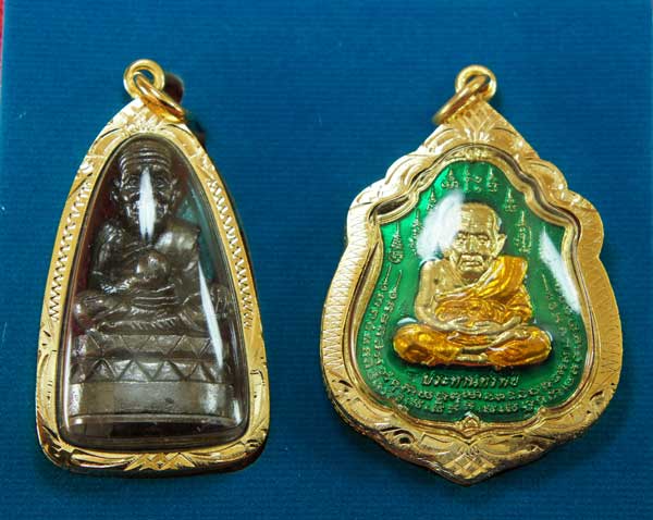 หลวงปู่ทวด หมื่นยันต์ รุ่นรวยหายห่วง ชุดพิเศษทอดกฐิน 3 องค์ วัดช้างไห้ เนื้อฝาบาตลงยาสีเขียว หมายเล