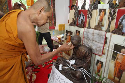 ภาพพิมพ์(ภาพใหญ่)หลวงปู่ทิม อิสริโก วัดละหารไร่ ปลุกเสกพร้อมกับเหรียญเจริญพรล่าง ย้อนยุค