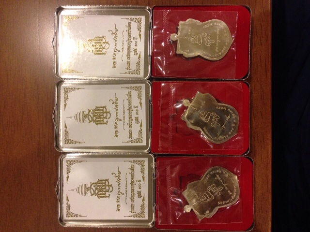 เหรียญหลวงปู่ทวดหน้าเลื่อน 100 ปี ญสส เนื้ออัลปาก้า 3 องค์
