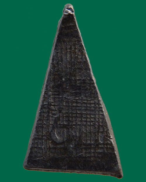 พระพิจิตรสามเหลี่ยมหลังลายผ้า จ.พิจิตร