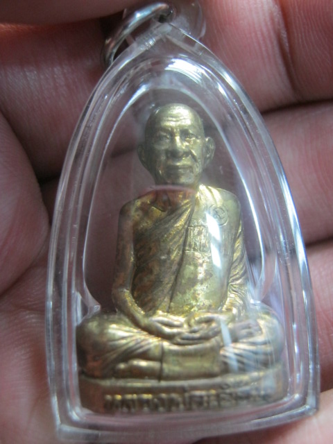 รูปเหมือนปั๊ม หลวงพ่อเอื้อน วัดวังแดงใต้ อยุธยา รุ่นแรก ปี47 เนื้อทองเหลือง