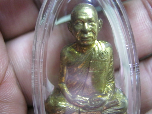 รูปเหมือนปั๊ม หลวงพ่อเอื้อน วัดวังแดงใต้ อยุธยา รุ่นแรก ปี47 เนื้อทองเหลือง