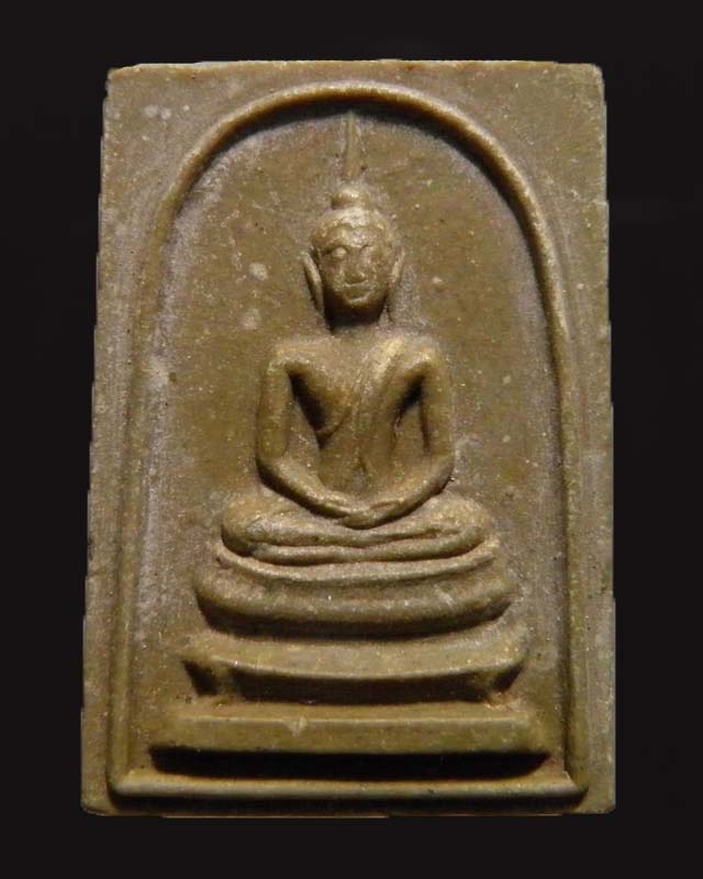 พระสมเด็จผงน้ำมันพิมพ์มีหน้ามีตา  หลวงพ่อแดง (พระครูญาณวิลาส) วัดเขาบันไดอิฐ อ.เมือง จ.เพชรบุรี 