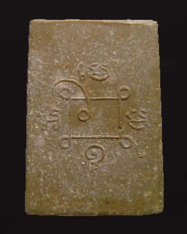 พระสมเด็จผงน้ำมันพิมพ์มีหน้ามีตา  หลวงพ่อแดง (พระครูญาณวิลาส) วัดเขาบันไดอิฐ อ.เมือง จ.เพชรบุรี 