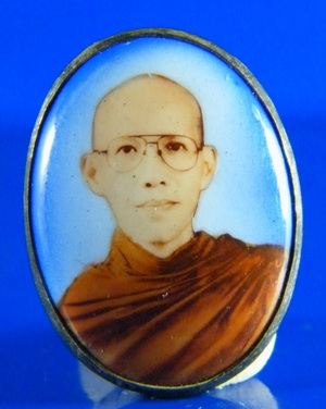 (เคาะเดียว) ล็อกเก็ตหลังหุ้มเงิน มีจาร ไม่ทราบเกจิ
