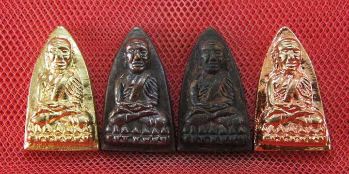หลวงปู่ทวด พิมพ์เตารีดใหญ่ 4 องค์ เนื้อเปียกทอง เนื้อนวะ เนื้อผิวไฟ เนื้อสตางค์เเดง วัดในหาน อ.นอง อ