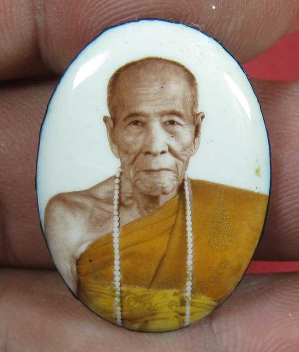ล๊อกเก็ตฉากขาวทอง รุ่นสุดท้าย หลวงปู่คำบุ คุตฺตจิตฺโต วัดกุดชมภู จ.อุบลราชธานี รุ่นอุดมทรัพย์