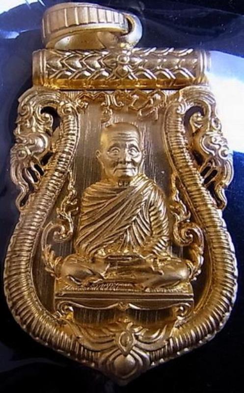*** เสมาฉลุลายยกองค์ รุ่น มหามงคล7รอบ (เนื้อบรอนส์นอกชุบทอง) หลวงพ่อจรัญ วัดอัมพวัน จ.สิงห์บุรี ***