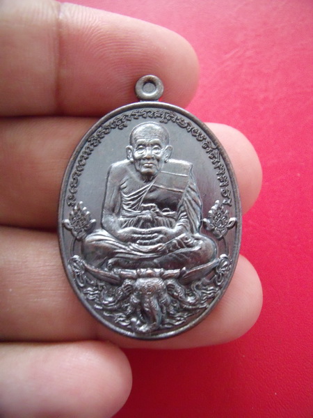 หลวงปู่ทวด มั่งมีศรีสุข ทองแดงรมดำ พร้อมกล่องเดิม ๆ