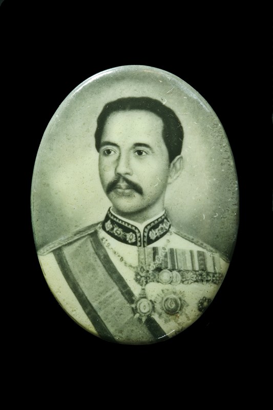 ล็อกเก็ต พระบรมสาทิษลักษณ์ ร.5 พระพักตร์หนุ่ม ขาว-ดำ (แผ่นหลังเงิน) ลพ.เกษม ปลุกเสก วัดหัวลำโพง กทม.
