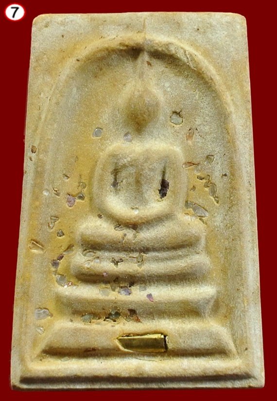 สมเด็จแช่น้ำมนต์ 100 ปี พิมพ์เกศทะลุซุ้ม มีสังฆาฏิ เนื้อผงโรยพลอย หลังลายเซ็นต์ สมเด็จพระญาณสังวร