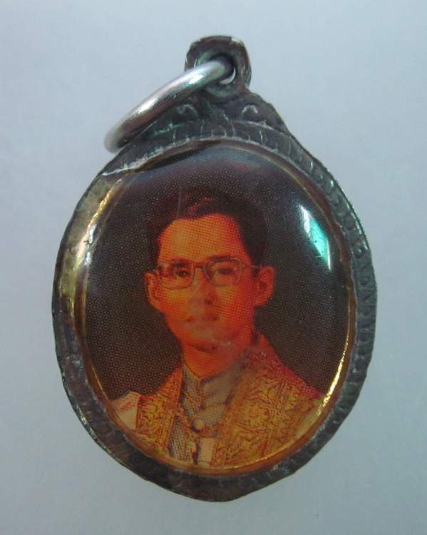 ล็อคเก็ตหลวงปู่แหวน หลัง พระบาทสมเด็จพระเจ้าอยู่หัว