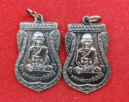 หลวงปู่ทวดวัดช้างให้ พิมพ์เสมาใหญ่รมดำ ปี 55 จำนวน 2 องค์ พร้อมซองวัด + ใบคาถา