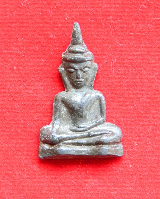 พระท่ากระดานหลังยันต์ เนื้อตะกั่ว หลวงพ่อลำใย วัดทุ่งลาดหญ้า กาญจนบุรี