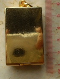 ตลับเงินขัดเงา  ปิดหลัง  ชุบทองแท้  ใส่พระสมเด็จ  เคาะเดียว 