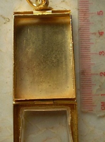 ตลับเงินขัดเงา  ปิดหลัง  ชุบทองแท้  ใส่พระสมเด็จ  เคาะเดียว 